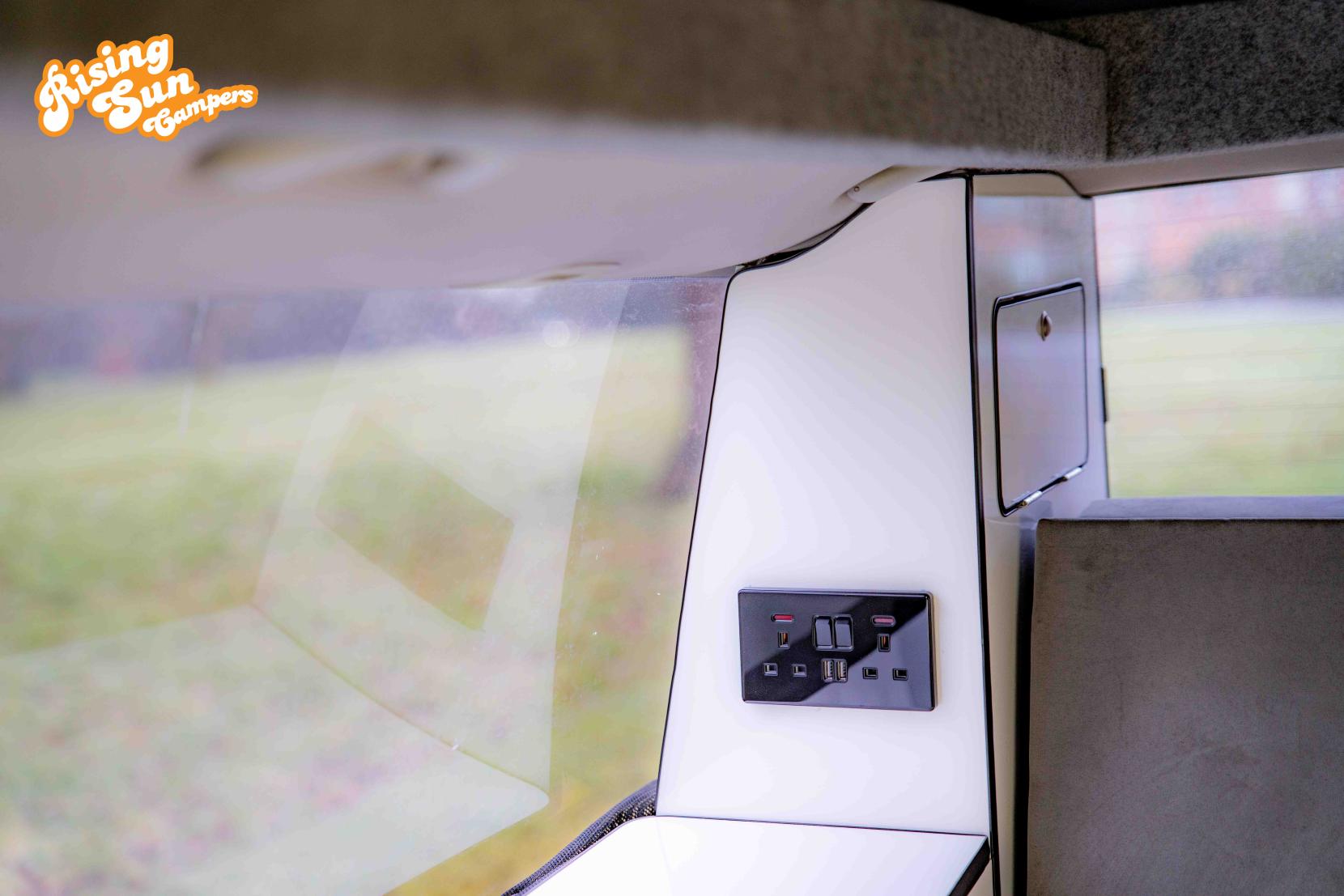 Volkswagen Transporter 2.5 TDI T30 SE Camper 4dr Diesel Auto L3 H1 (251 g/km, 128 bhp)