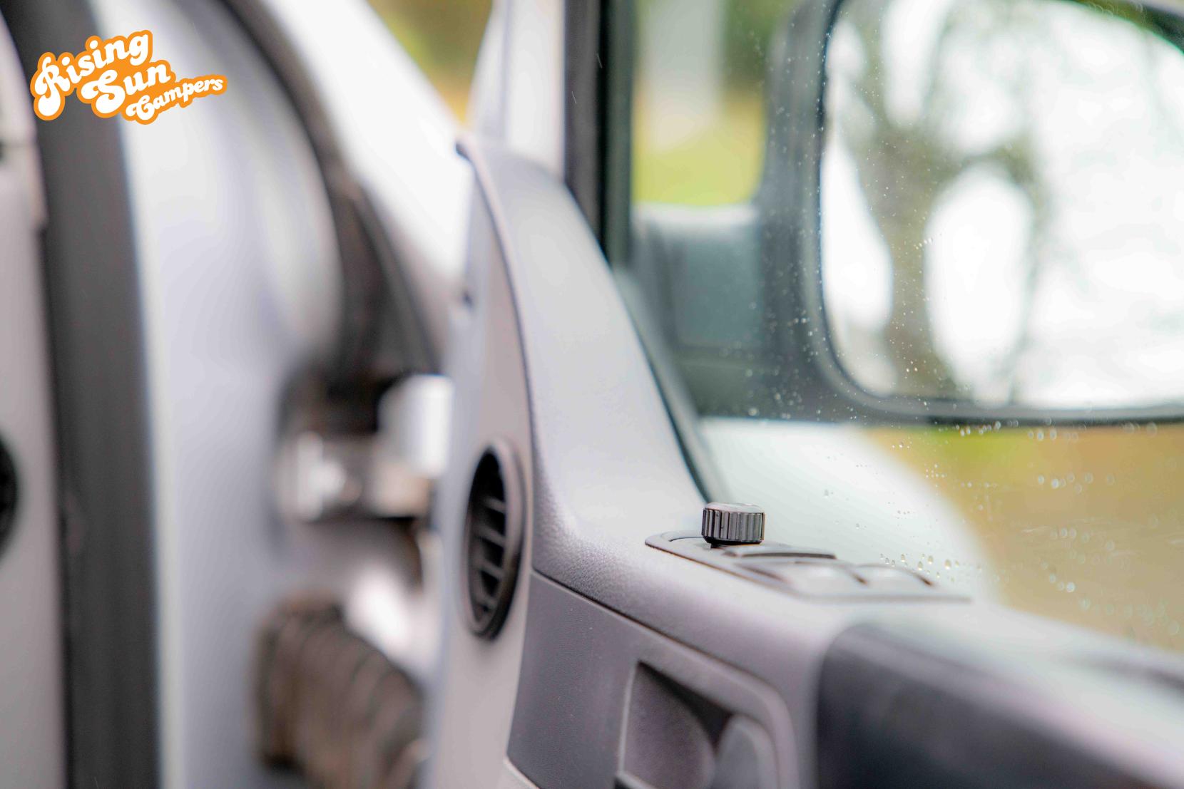 Volkswagen Transporter 2.5 TDI T30 SE Camper 4dr Diesel Auto L3 H1 (251 g/km, 128 bhp)